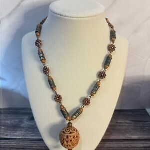 Vintage beaded necklace tan